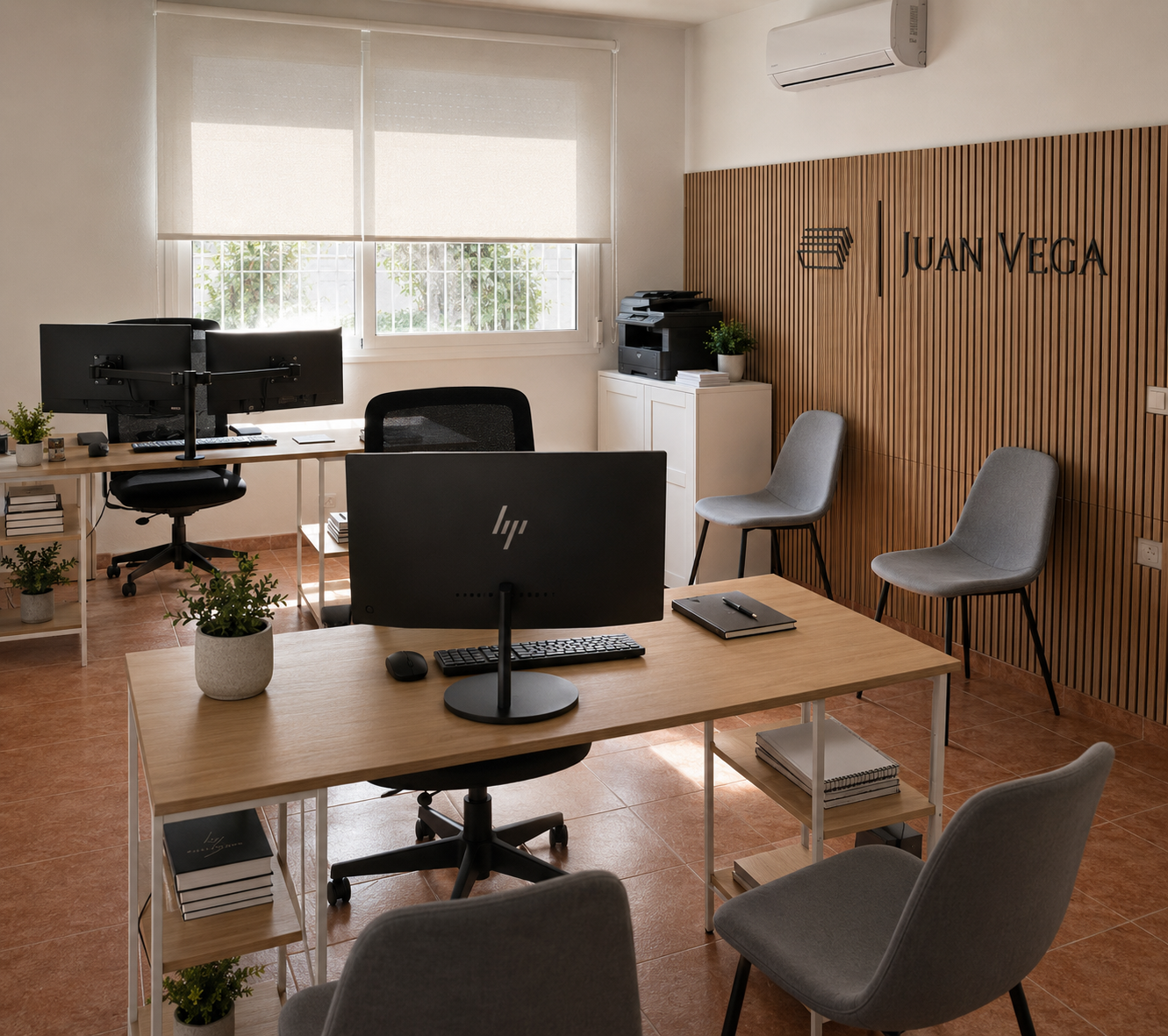 Interior de la oficina de Juan Vega en Málaga